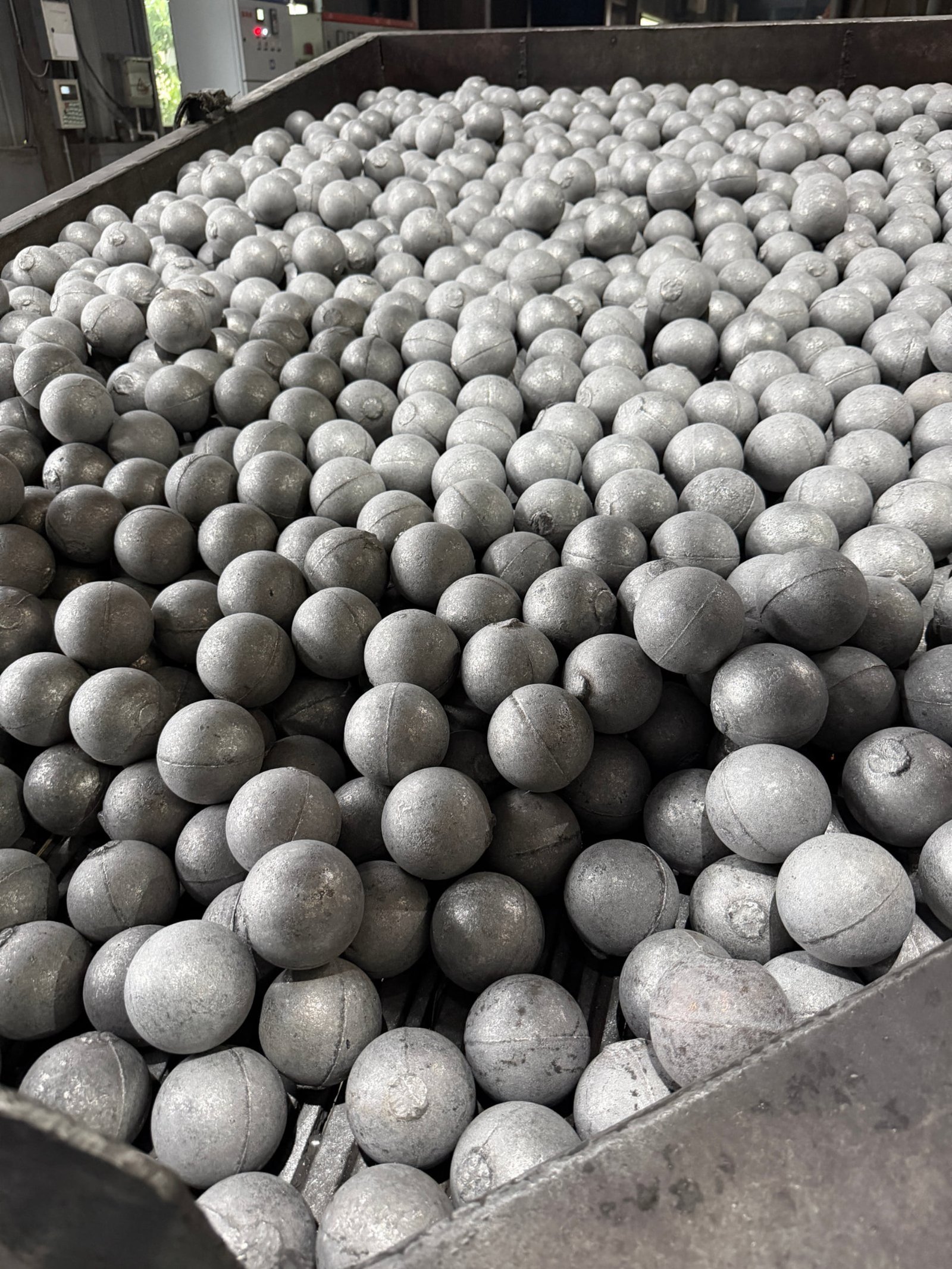 High-chromium grinding media production